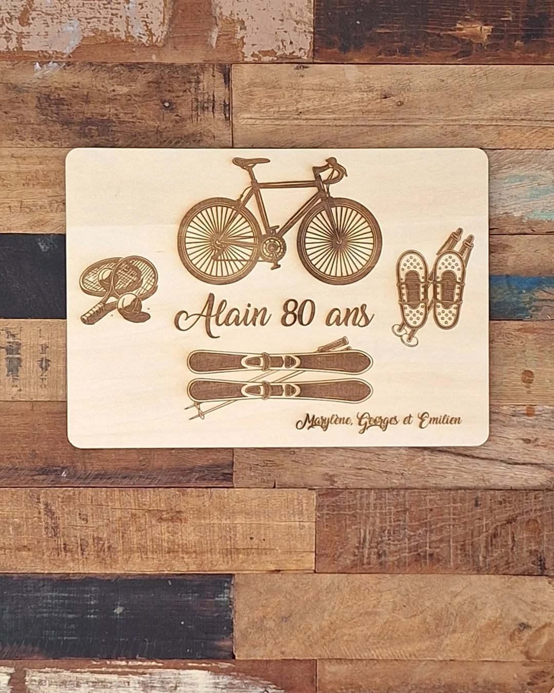 Planche bois gravée anniversaire 80 ans sports et loisirs