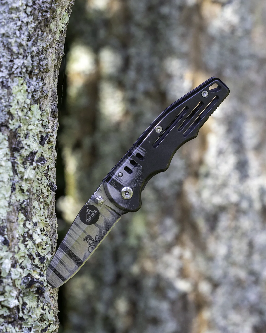 Couteau Gerber acier gravé illustration VTT montagne