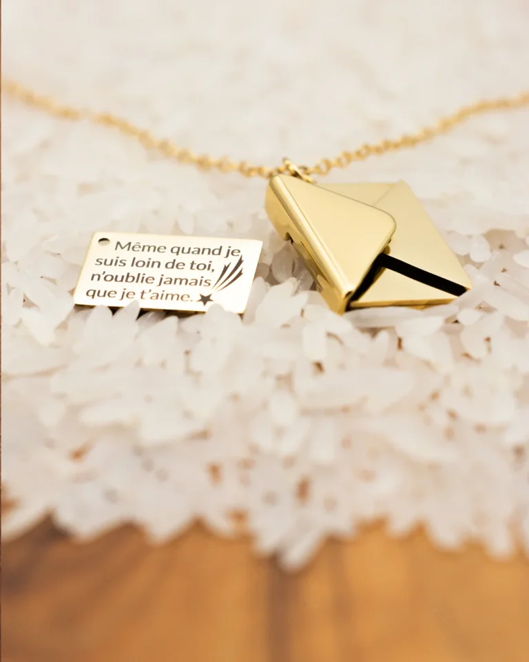 Pendentif laiton gravé message d’amour sur chaîne dorée