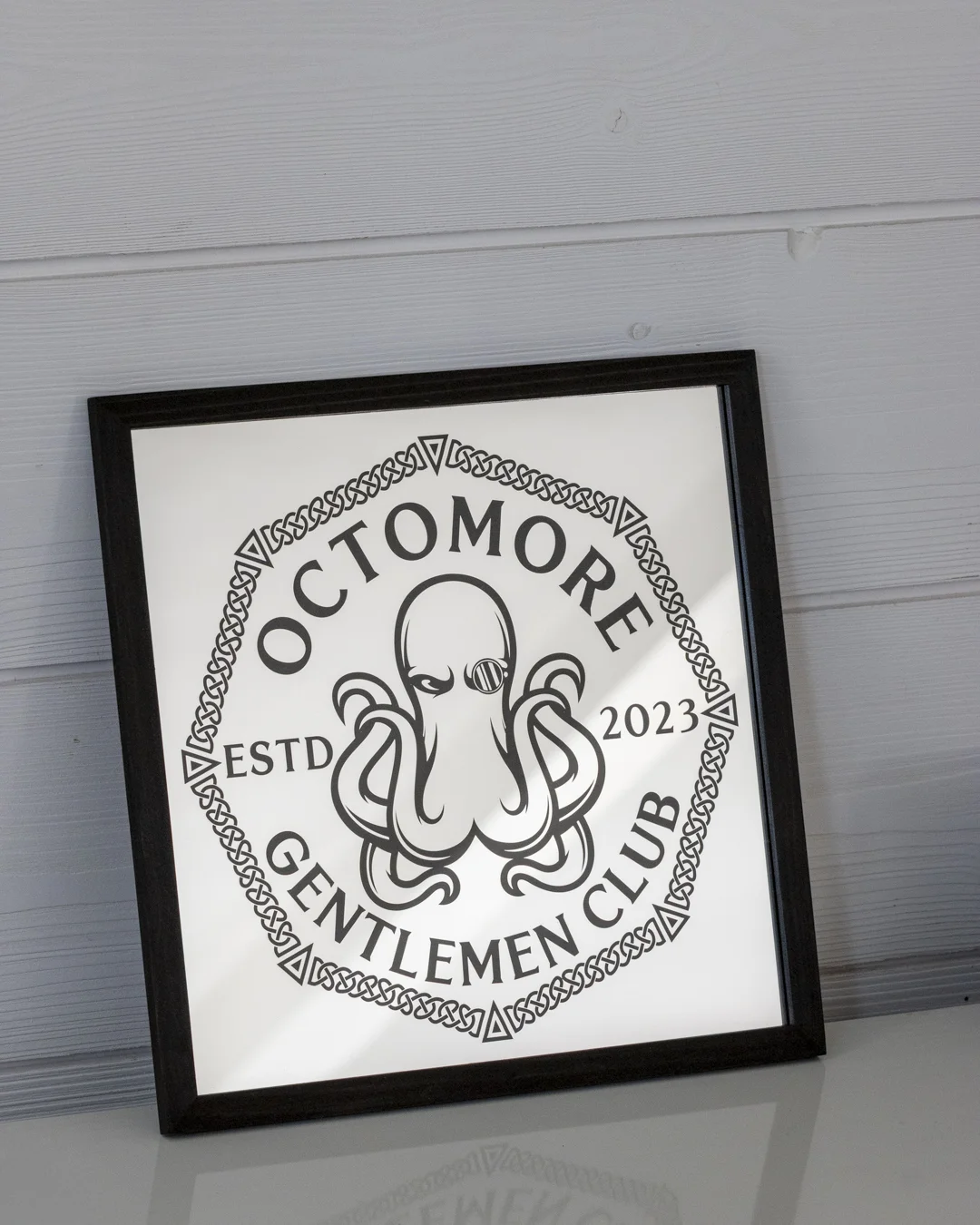 Miroir gravé laser logo Octomore Gentlemen Club
