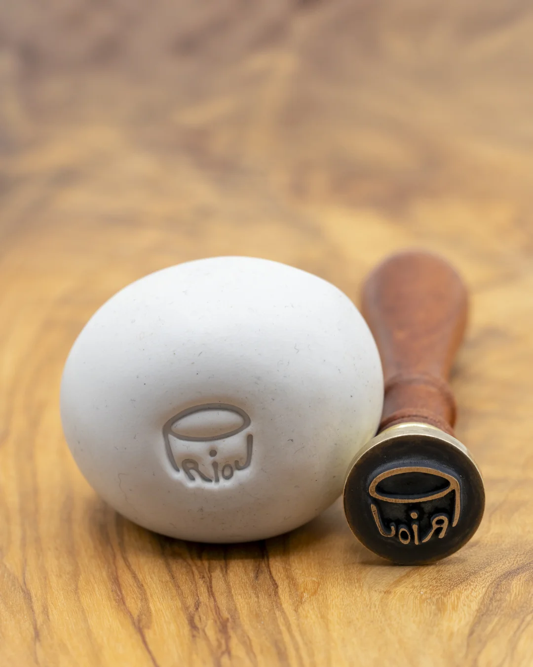 Tampon laiton gravé logo Priou sur manche bois