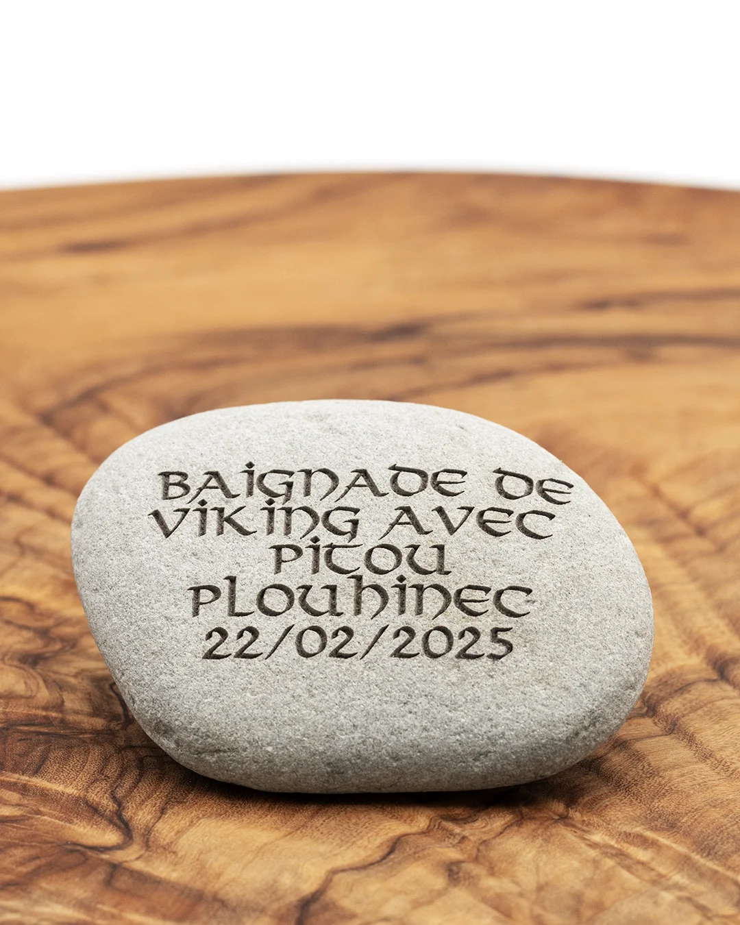 Galet granit gravé texte style runique viking