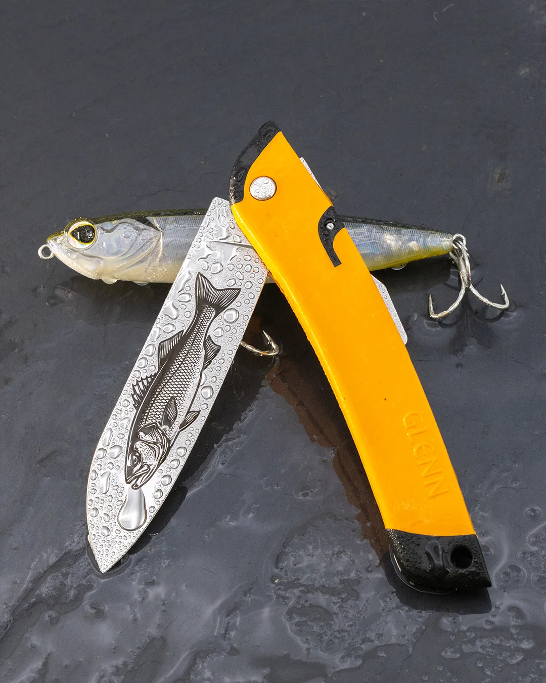 Couteau Glenn gravé, bar et aspe, manche en filet recyclé